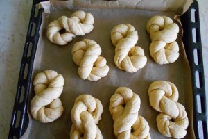 Sfintisori moldovenesti impletiti, din aluat de frupt (de dulce)