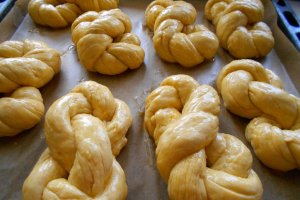 Sfintisori moldovenesti impletiti, din aluat de frupt (de dulce)