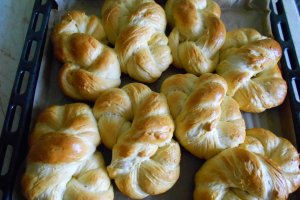 Sfintisori moldovenesti impletiti, din aluat de frupt (de dulce)