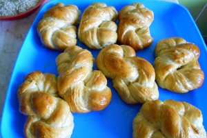 Sfintisori moldovenesti impletiti, din aluat de frupt (de dulce)