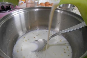 Desert budinca de gris cu visine si jeleu
