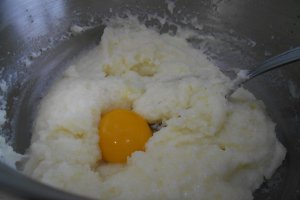 Desert budinca de gris cu visine si jeleu