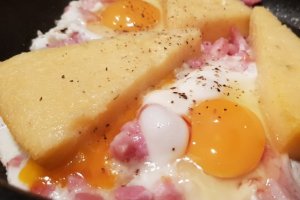 Mamaliga cu parmezan, paprika si marar