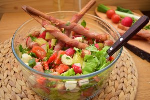 Salata de legume cu mozzarella, servita cu grisine in bacon
