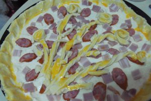 Aperitiv tarta cu branza, bacon si cabanos