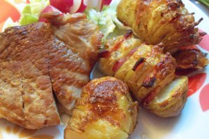 Pulpa de porc la gratar cu cartofi noi, evantai