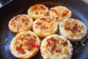 Aperitiv chiftele de orez cu piept de pui si cascaval