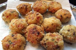 Aperitiv chiftele de orez cu piept de pui si cascaval