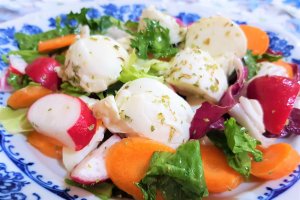 Salata cu mozzarella- bocconcini