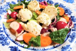 Salata cu mozzarella- bocconcini