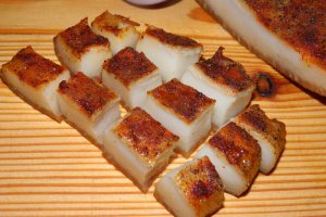 Slanina fiarta in moare cu piper si boia