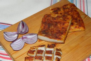 Slanina fiarta in moare cu piper si boia