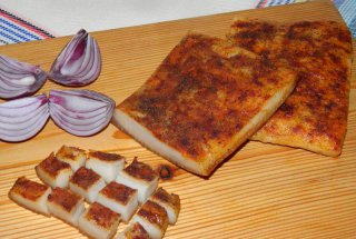 Slanina fiarta in moare cu piper si boia
