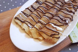 Desert clatite cu gem de caise si ciocolata