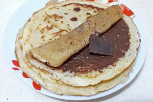 Desert clatite cu gem de caise si ciocolata