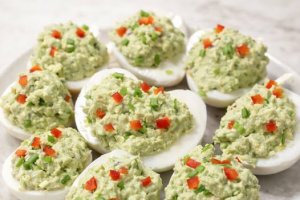 Aperitiv oua umplute cu avocado