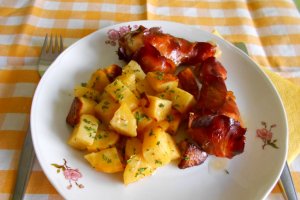 Copanele de pui invelite in bacon, la cuptor