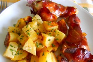 Copanele de pui invelite in bacon, la cuptor