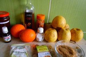 Desert piure de mere coapte, cu portocale si migdale glasate
