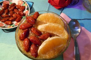 Desert piure de mere coapte, cu portocale si migdale glasate