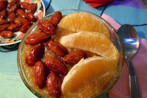 Desert piure de mere coapte, cu portocale si migdale glasate