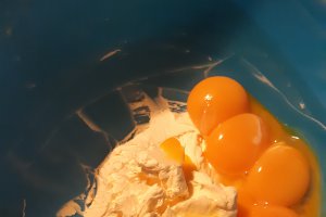 Desert tort aniversar cu fructe de padure si crema de vanilie