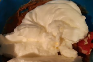 Desert tort aniversar cu fructe de padure si crema de vanilie
