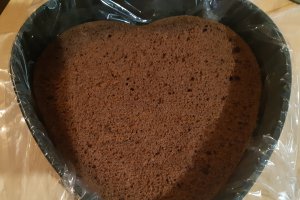 Desert tort aniversar cu fructe de padure si crema de vanilie