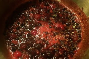 Desert tort aniversar cu fructe de padure si crema de vanilie
