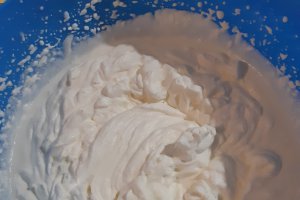 Desert tort aniversar cu fructe de padure si crema de vanilie