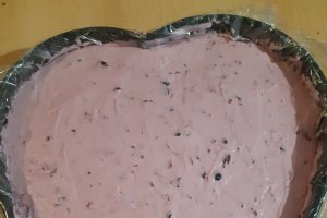 Desert tort aniversar cu fructe de padure si crema de vanilie