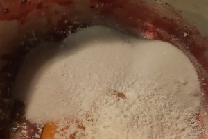 Desert tort aniversar cu fructe de padure si crema de vanilie