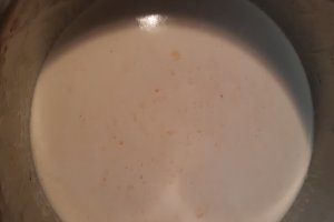 Desert tort aniversar cu fructe de padure si crema de vanilie