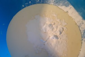 Desert tort aniversar cu fructe de padure si crema de vanilie