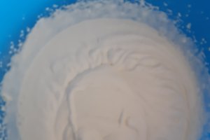 Desert tort aniversar cu fructe de padure si crema de vanilie