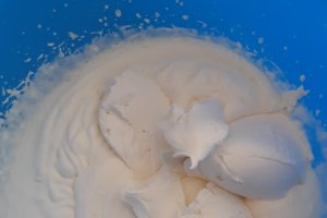 Desert tort aniversar cu fructe de padure si crema de vanilie