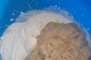Desert tort aniversar cu fructe de padure si crema de vanilie