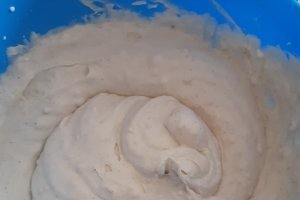 Desert tort aniversar cu fructe de padure si crema de vanilie