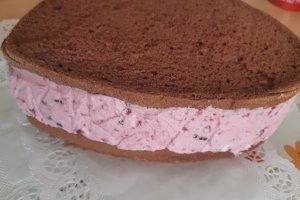 Desert tort aniversar cu fructe de padure si crema de vanilie