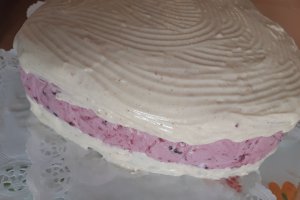 Desert tort aniversar cu fructe de padure si crema de vanilie