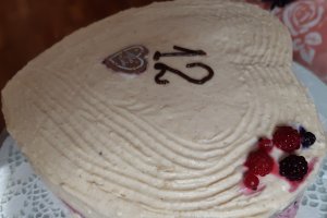 Desert tort aniversar cu fructe de padure si crema de vanilie