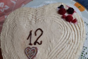 Desert tort aniversar cu fructe de padure si crema de vanilie
