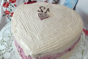 Desert tort aniversar cu fructe de padure si crema de vanilie