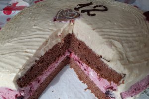 Desert tort aniversar cu fructe de padure si crema de vanilie