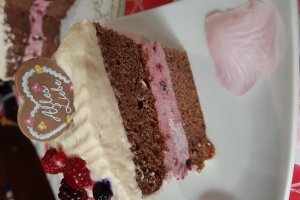 Desert tort aniversar cu fructe de padure si crema de vanilie