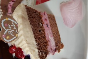 Desert tort aniversar cu fructe de padure si crema de vanilie