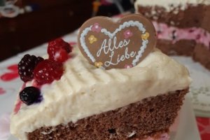 Desert tort aniversar cu fructe de padure si crema de vanilie