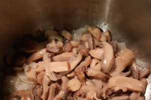 Fusilli cu ciuperci, mazare si rosii