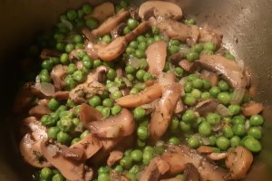 Fusilli cu ciuperci, mazare si rosii