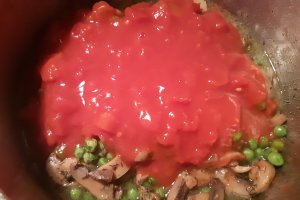 Fusilli cu ciuperci, mazare si rosii